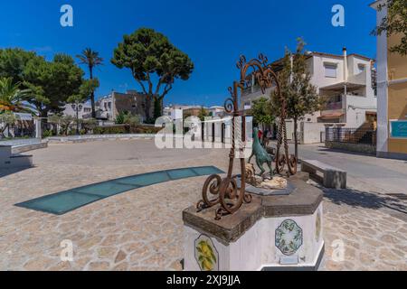 Blick auf den kunstvollen Brunnen auf der Piazza Edwin Cerio, dem Stadtplatz, Anacapri, der Insel Capri, Kampanien, Italien, Mittelmeer, Europa Copyright: FrankxFell 844-3497 Stockfoto