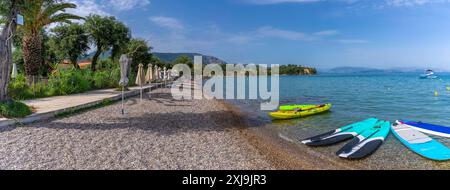 Blick auf Surfbretter am Strand von Dassia und Ionischem Meer, Dassia, Korfu, Ionisches Meer, griechische Inseln, Griechenland, Europa Copyright: FrankxFell 844-35171 Stockfoto