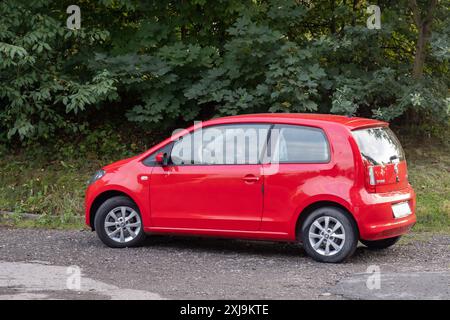 HAVIROV, TSCHECHISCHE REPUBLIK - 14. SEPTEMBER 2023: Roter Miniwagen Skoda Citigo, Rückansicht Stockfoto