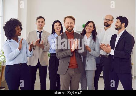 Porträt Des Geschäftsteams, Das Einen Kollegen Im Büro Applaudiert Stockfoto