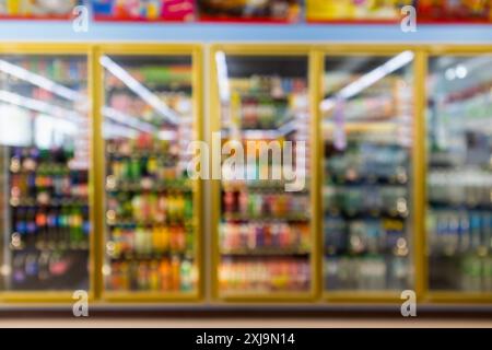 Supermarkt-24-Stunden-Geschäft Kühlschränke mit alkoholfreien Getränkeflaschen auf Regalen abstrakten Unschärfe Hintergrund Stockfoto