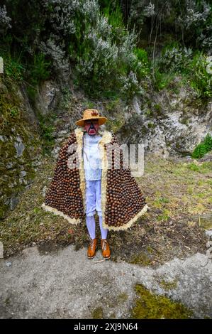 Der Carrabouxo, ein fesselnder Charakter aus dem Dorf Budián in Pantón, Galicien, ist eine zentrale Figur der traditionellen Feste der Region. Dieses einzigartige Kostüm ist von Kopf bis Fuß mit Eichengürteln (Carrabouxos) verziert und symbolisiert die Verbindung mit Natur und landwirtschaftlichem Erbe. Der Carrabouxo, der den Geist der Ernte repräsentiert, fügt den Feierlichkeiten ein mystisches und bezauberndes Element hinzu, das die reichen kulturellen Traditionen und den gemeinsamen Stolz des galicischen Volkes zeigt. Stockfoto