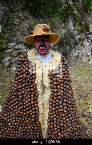 Der Carrabouxo, ein fesselnder Charakter aus dem Dorf Budián in Pantón, Galicien, ist eine zentrale Figur der traditionellen Feste der Region. Dieses einzigartige Kostüm ist von Kopf bis Fuß mit Eichengürteln (Carrabouxos) verziert und symbolisiert die Verbindung mit Natur und landwirtschaftlichem Erbe. Der Carrabouxo, der den Geist der Ernte repräsentiert, fügt den Feierlichkeiten ein mystisches und bezauberndes Element hinzu, das die reichen kulturellen Traditionen und den gemeinsamen Stolz des galicischen Volkes zeigt. Stockfoto