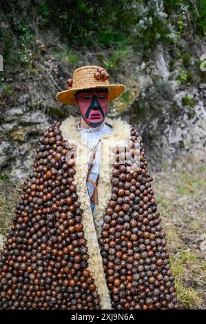 Der Carrabouxo, ein fesselnder Charakter aus dem Dorf Budián in Pantón, Galicien, ist eine zentrale Figur der traditionellen Feste der Region. Dieses einzigartige Kostüm ist von Kopf bis Fuß mit Eichengürteln (Carrabouxos) verziert und symbolisiert die Verbindung mit Natur und landwirtschaftlichem Erbe. Der Carrabouxo, der den Geist der Ernte repräsentiert, fügt den Feierlichkeiten ein mystisches und bezauberndes Element hinzu, das die reichen kulturellen Traditionen und den gemeinsamen Stolz des galicischen Volkes zeigt. Stockfoto