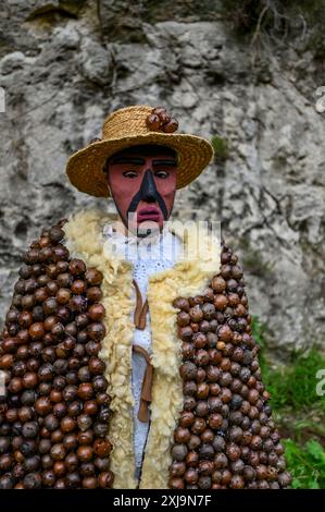 Der Carrabouxo, ein fesselnder Charakter aus dem Dorf Budián in Pantón, Galicien, ist eine zentrale Figur der traditionellen Feste der Region. Dieses einzigartige Kostüm ist von Kopf bis Fuß mit Eichengürteln (Carrabouxos) verziert und symbolisiert die Verbindung mit Natur und landwirtschaftlichem Erbe. Der Carrabouxo, der den Geist der Ernte repräsentiert, fügt den Feierlichkeiten ein mystisches und bezauberndes Element hinzu, das die reichen kulturellen Traditionen und den gemeinsamen Stolz des galicischen Volkes zeigt. Stockfoto