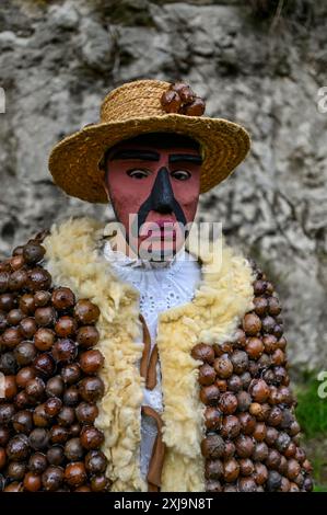 Der Carrabouxo, ein fesselnder Charakter aus dem Dorf Budián in Pantón, Galicien, ist eine zentrale Figur der traditionellen Feste der Region. Dieses einzigartige Kostüm ist von Kopf bis Fuß mit Eichengürteln (Carrabouxos) verziert und symbolisiert die Verbindung mit Natur und landwirtschaftlichem Erbe. Der Carrabouxo, der den Geist der Ernte repräsentiert, fügt den Feierlichkeiten ein mystisches und bezauberndes Element hinzu, das die reichen kulturellen Traditionen und den gemeinsamen Stolz des galicischen Volkes zeigt. Stockfoto