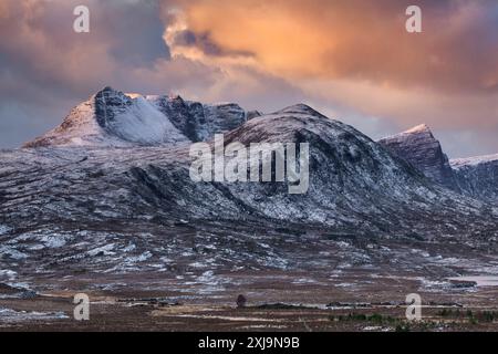 Sonnenaufgang über den Bergen von Assynt im Winter, Ben Mor Coigach, Beinn Tarsuinn und Sgurr an Fhidhleir, Assynt-Coigach National Scenic Area, Assynt, Stockfoto