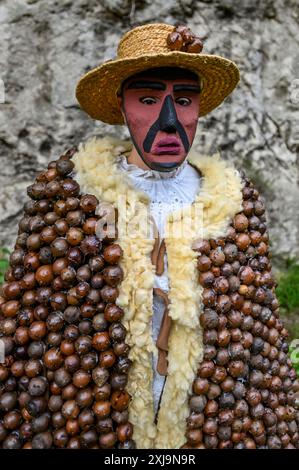 Der Carrabouxo, ein fesselnder Charakter aus dem Dorf Budián in Pantón, Galicien, ist eine zentrale Figur der traditionellen Feste der Region. Dieses einzigartige Kostüm ist von Kopf bis Fuß mit Eichengürteln (Carrabouxos) verziert und symbolisiert die Verbindung mit Natur und landwirtschaftlichem Erbe. Der Carrabouxo, der den Geist der Ernte repräsentiert, fügt den Feierlichkeiten ein mystisches und bezauberndes Element hinzu, das die reichen kulturellen Traditionen und den gemeinsamen Stolz des galicischen Volkes zeigt. Stockfoto