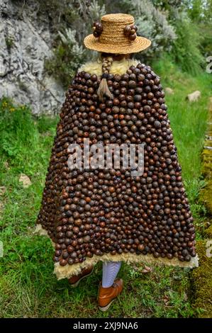 Der Carrabouxo, ein fesselnder Charakter aus dem Dorf Budián in Pantón, Galicien, ist eine zentrale Figur der traditionellen Feste der Region. Dieses einzigartige Kostüm ist von Kopf bis Fuß mit Eichengürteln (Carrabouxos) verziert und symbolisiert die Verbindung mit Natur und landwirtschaftlichem Erbe. Der Carrabouxo, der den Geist der Ernte repräsentiert, fügt den Feierlichkeiten ein mystisches und bezauberndes Element hinzu, das die reichen kulturellen Traditionen und den gemeinsamen Stolz des galicischen Volkes zeigt. Stockfoto