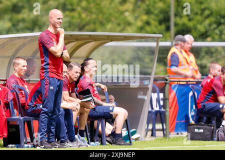 Genk, Belgien. Juli 2024. GENK, H. Essers Talent Park, 17.07.2024, Staffel 2024/2025, Freundschaftsspiel. Während des Spiels KRC Genk - Go Ahead Eagles (freundlich), GA Eagles Trainer Paul Simonis Credit: Pro Shots/Alamy Live News Stockfoto