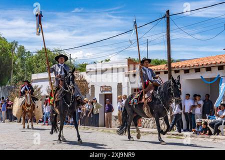 Zwei weibliche Gauchos in traditioneller Kleidung fahren bei einer Parade in Cachi, Argentinien. Traditionell als „china“ bezeichnet, ein einheimischer Quech Stockfoto
