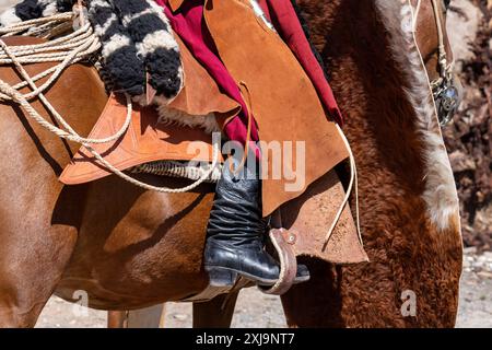 Details zu den traditionellen Akkordeanstiefeln und Lederköpfen eines argentinischen Gauchos in Cachi, Argentinien. Stockfoto