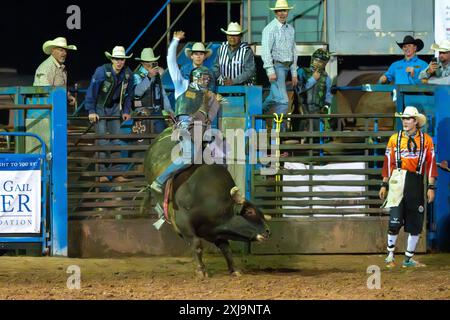 Ein professioneller Rodeo-Cowboy reitet in einem Rodeo in einer kleinen Stadt im ländlichen Utah auf einem Stier. Stockfoto