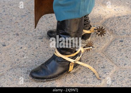 Detail der traditionellen Akkordeanstiefel und Sporen eines argentinischen Gauchos in Cachi, Argentinien. Stockfoto