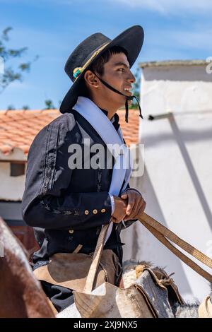 Ein junger argentinischer Gaucho in seinem traditionellen Outfit zu Pferd in Cachi, Argentinien. Stockfoto
