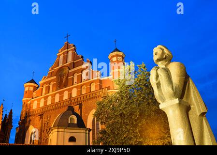 Adam-Mickiewicz-Denkmal in der Nähe der Kirche St. Anna und der Kirche St. Franziskus und St. Bernhard, UNESCO-Weltkulturerbe, Vilnius, Litauen, Europ Stockfoto