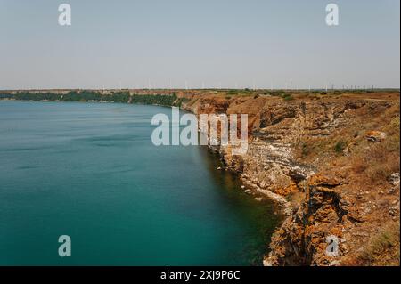 Malerische Küstenklippen mit Blick auf das ruhige blaue Meer an einem sonnigen Tag, perfekt für Natur- und Reisebegeisterte. Stockfoto