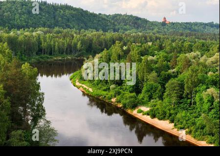 Fluss Gauja mit Schloss Turaida im Hintergrund, rund um Sigulda, Gauja Nationalpark, Region Vidzeme, Lettland, Ostseeraum, Europa Copyright: GOUPI Stockfoto