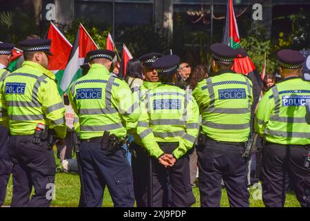 London, England, Großbritannien. Juli 2024. Polizeibeamte bereiten sich darauf vor, palästinensische Demonstranten aus der Gruppe Youth Demand im Vorfeld der Parlamentseröffnung in London zu verhaften. Die Demonstranten versammelten sich in den Victoria Embankment Gardens und planten, die Eröffnung des Staates zu stören, so ihre Social-Media-Beiträge. (Kreditbild: © Vuk Valcic/ZUMA Press Wire) NUR REDAKTIONELLE VERWENDUNG! Nicht für kommerzielle ZWECKE! Stockfoto