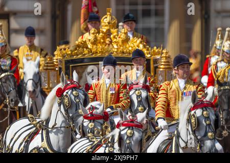 Westminster, London, Großbritannien. Juli 2024. König Karl III. Verlässt Buckingham Palace, begleitet von den Souveräns Escort des Household Cavallry Mounted Regiments, um an der Staatsöffnung des Parlaments teilzunehmen und die Rede des Königs zu präsentieren, die formell die neue Parlamentssitzung markiert. Quelle: Malcolm Park/Alamy Live News Stockfoto