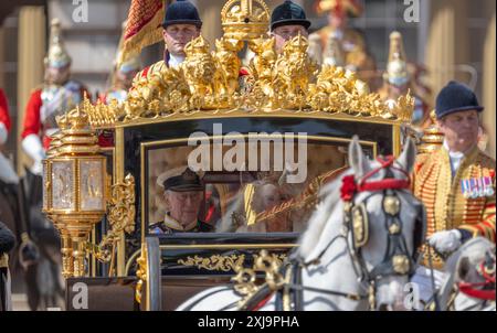 Westminster, London, Großbritannien. Juli 2024. König Karl III. Verlässt Buckingham Palace, begleitet von den Souveräns Escort des Household Cavallry Mounted Regiments, um an der Staatsöffnung des Parlaments teilzunehmen und die Rede des Königs zu präsentieren, die formell die neue Parlamentssitzung markiert. Quelle: Malcolm Park/Alamy Live News Stockfoto