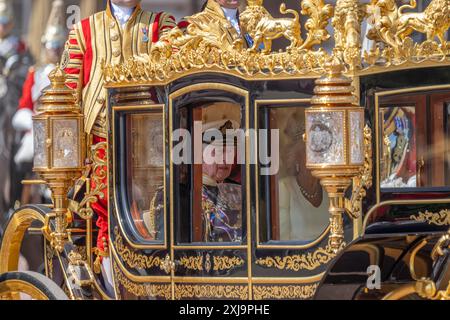 Westminster, London, Großbritannien. Juli 2024. König Karl III. Verlässt Buckingham Palace, begleitet von den Souveräns Escort des Household Cavallry Mounted Regiments, um an der Staatsöffnung des Parlaments teilzunehmen und die Rede des Königs zu präsentieren, die formell die neue Parlamentssitzung markiert. Quelle: Malcolm Park/Alamy Live News Stockfoto