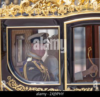 Westminster, London, Großbritannien. Juli 2024. König Karl III. Verlässt Buckingham Palace, begleitet von den Souveräns Escort des Household Cavallry Mounted Regiments, um an der Staatsöffnung des Parlaments teilzunehmen und die Rede des Königs zu präsentieren, die formell die neue Parlamentssitzung markiert. Quelle: Malcolm Park/Alamy Live News Stockfoto