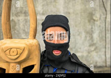 Eine traditionelle Maske aus Lazarim, Portugal, die aufwändig aus Holz geschnitzt wurde, symbolisiert das reiche kulturelle Erbe der Region. Diese Masken stehen im Mittelpunkt des Karnevals von Lazarim, der in alten heidnischen Ritualen verwurzelt ist, die das Ende des Winters und die Ankunft des Frühlings feiern und die tiefe Verbindung der Gemeinde zu ihren historischen Traditionen demonstrieren. Stockfoto