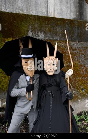 Eine traditionelle Maske aus Lazarim, Portugal, die aufwändig aus Holz geschnitzt wurde, symbolisiert das reiche kulturelle Erbe der Region. Diese Masken stehen im Mittelpunkt des Karnevals von Lazarim, der in alten heidnischen Ritualen verwurzelt ist, die das Ende des Winters und die Ankunft des Frühlings feiern und die tiefe Verbindung der Gemeinde zu ihren historischen Traditionen demonstrieren. Stockfoto