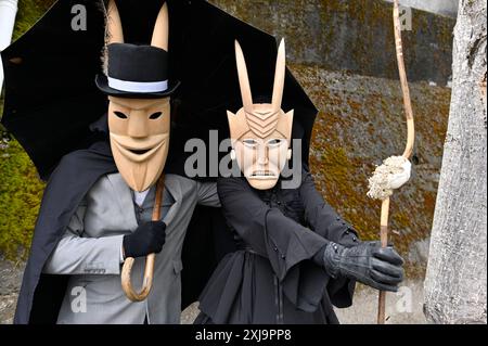 Eine traditionelle Maske aus Lazarim, Portugal, die aufwändig aus Holz geschnitzt wurde, symbolisiert das reiche kulturelle Erbe der Region. Diese Masken stehen im Mittelpunkt des Karnevals von Lazarim, der in alten heidnischen Ritualen verwurzelt ist, die das Ende des Winters und die Ankunft des Frühlings feiern und die tiefe Verbindung der Gemeinde zu ihren historischen Traditionen demonstrieren. Stockfoto