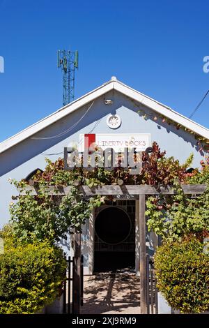 Barnhouse Antiquitätengeschäft und Dekorationsgeschäft, Peregrine Farm Store, Grabouw, Westprovinz, Südafrika. Stockfoto