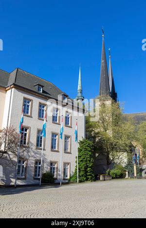 Europa, Luxemburg, Luxemburg-Stadt, Ministere des Finances Gebäude auf dem Place de Clairefontaine mit Kathedrale Notre-Dame dahinter Stockfoto