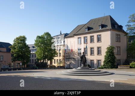 Europa, Luxemburg, Luxemburg-Stadt, Place de Clairefontaine mit Ministere de finances und Denkmal für Großherzogin Charlotte Stockfoto