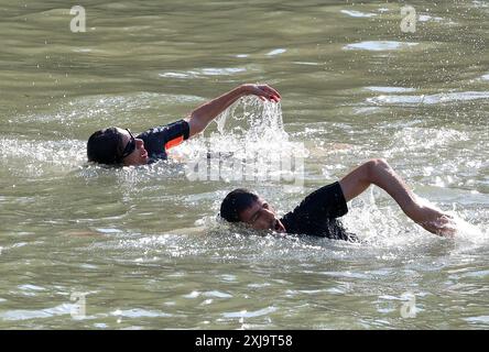 PARIS, 17. Juli 2024 -- Bürgermeister von Paris Anne Hidalgo (L) und Paris 2024 Olympische Spiele und Paralympics Organisationskomitee Tony Estanguet schwimmen in der seine weniger als 10 Tage vor der Eröffnung der Olympischen Spiele 2024 in Paris, Frankreich, 17. Juli 2024. (Xinhua/Cao-Dose) Stockfoto