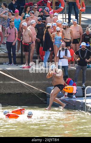 PARIS, 17. Juli 2024 (Xinhua) -- die Einwohner schwimmen in der seine, nachdem der Bürgermeister von Paris in dem Fluss schwamm, um zu demonstrieren, dass er sauber genug ist, um die Outdoor-Schwimmveranstaltungen bei den Olympischen Spielen in Paris am 17. Juli 2024 in Paris, Frankreich, auszurichten. (Xinhua/Xu Chang) Stockfoto