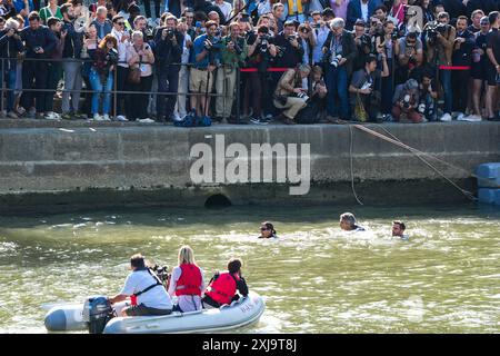 PARIS, 17. Juli 2024 (Xinhua) -- Bürgermeister von Paris Anne Hidalgo und Tony Estanguet, Vorsitzender des Organisationskomitees der Olympischen Spiele 2024 in Paris, Frankreich, Schwimmen in der seine weniger als 10 Tage vor der Eröffnung der Olympischen Spiele 2024 in Paris, Frankreich, 17. Juli 2024. (Xinhua/Xu Chang) Stockfoto