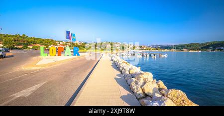 Stadt Lopar auf der Insel Rab Schild und Blick auf den Strand, Inselgruppe von Kroatien Stockfoto