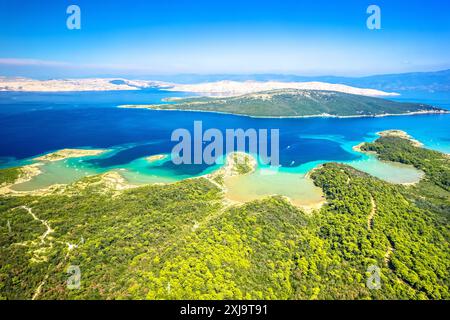 Insel Rab idyllische türkisfarbene Küste in der Nähe von Lopar aus der Vogelperspektive, Adria-Archipel von Kroatien Stockfoto