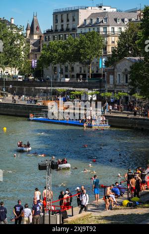 PARIS, 17. Juli 2024 (Xinhua) -- die Einwohner schwimmen in der seine, nachdem der Bürgermeister von Paris in dem Fluss schwamm, um zu demonstrieren, dass er sauber genug ist, um die Outdoor-Schwimmveranstaltungen bei den Olympischen Spielen in Paris am 17. Juli 2024 in Paris, Frankreich, auszurichten. (Xinhua/Xu Chang) Stockfoto