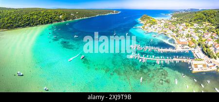 Insel Rab idyllische türkisfarbene Bucht in der Nähe von Kampor aus der Vogelperspektive, Adria-Archipel von Kroatien Stockfoto