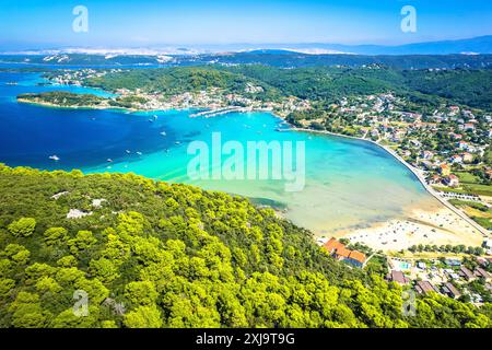 Insel Rab idyllische türkisfarbene Bucht in der Nähe von Kampor aus der Vogelperspektive, Adria-Archipel von Kroatien Stockfoto