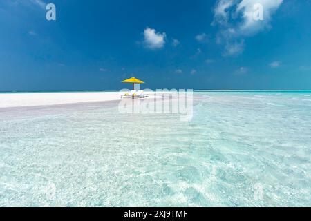 Zwei Stühle und Sonnenschirm am atemberaubenden tropischen Strand, den Malediven, dem Indischen Ozean, Asien Copyright: SakisxPapadopoulos 795-716 Stockfoto