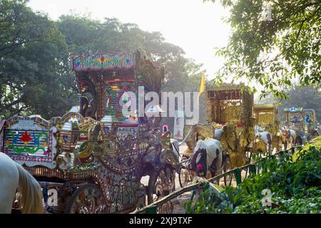 Prächtige Pferdekutschen, die neben dem Garer Maath Park geparkt werden, Kellner für Kunden, Kalkutta, Westbengalen, Indien, Asien Copyright: Stockfoto