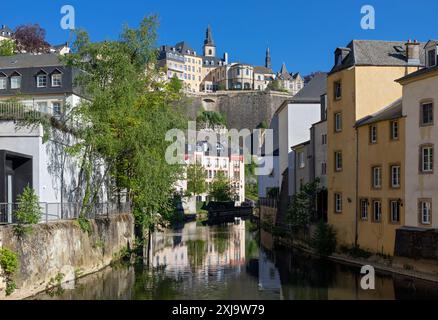 Europa, Luxemburg, Luxemburg Stadt, Grund, Alte Häuser am Fluss Alzette von der Pont du Grund (Brücke) Stockfoto