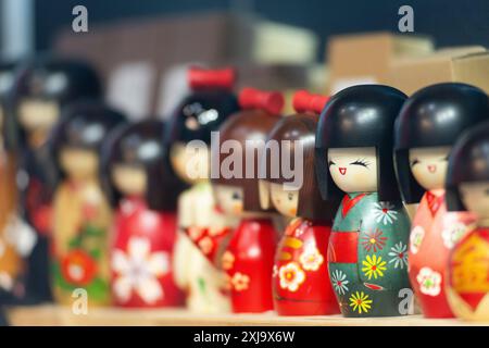 Traditionelle Japanische Alte Hölzerne Kokeshi-Puppen Stockfoto
