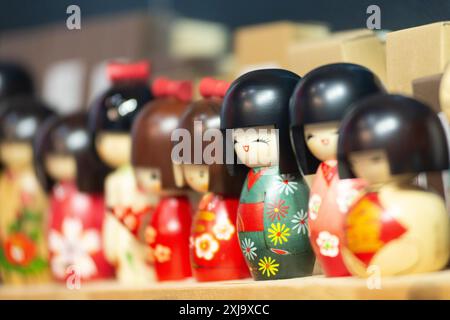 Traditionelle Japanische Alte Hölzerne Kokeshi-Puppen Stockfoto