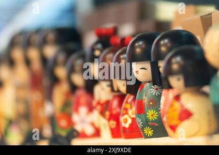 Traditionelle Japanische Alte Hölzerne Kokeshi-Puppen Stockfoto