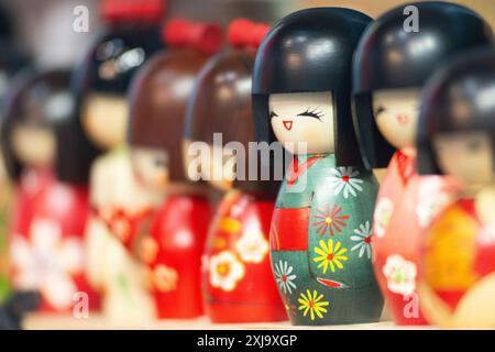 Traditionelle Japanische Alte Hölzerne Kokeshi-Puppen Stockfoto