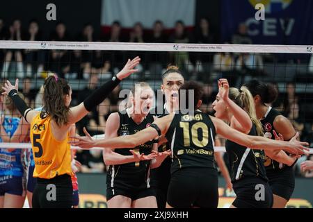 ISTANBUL, TURKIYE - 20. FEBRUAR 2024: Die Vakifbank-Spieler feiern beim Imoco Volley Conegliano CEV Champions League Volley Match in V. Stockfoto