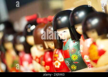 Traditionelle Japanische Alte Hölzerne Kokeshi-Puppen Stockfoto